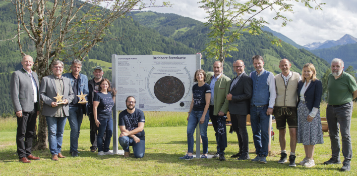 Vertreter aus der Politik, von Naturpark und Leader, dem Tourismusverband sowie Astronomen eröffneten den Sternenplatz beim Pürcherhof am Mitterberg. Foto: Ennstaler