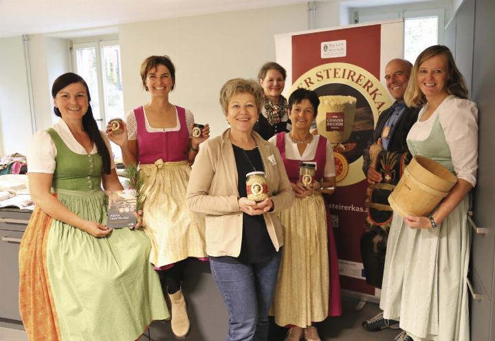 Bernadette Gruber vom Steirischen Almwirtschaftsverein, Brigitte Grogger, Marketing Verein E. Steirerkas g.U., Martina Ortner, LK Österreich, Sennerin Gunda Binder, Vereinsobfrau Marianne Gruber, Lukas Kilcher, GF Forum Alp Schweiz und Hildegard Innauer, Hochschule Agrar- und Umweltpädagogik Wien (v.li.), freuen sich über die Auszeichnung. Foto: Natürlich Hildegard