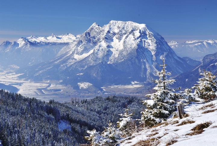 Seit zwei Wochen ist das Ennstal weiß verschneit, die Schigebiete öffnen und Schitourengeher genießen die Berglandschaft des Ennstales. Blick von Aigen auf Grimming und Dachstein, ein Foto aus dem neuen Kalender „Faszination Ennstal“ von Erich Hagspiel. Foto: Hagspiel