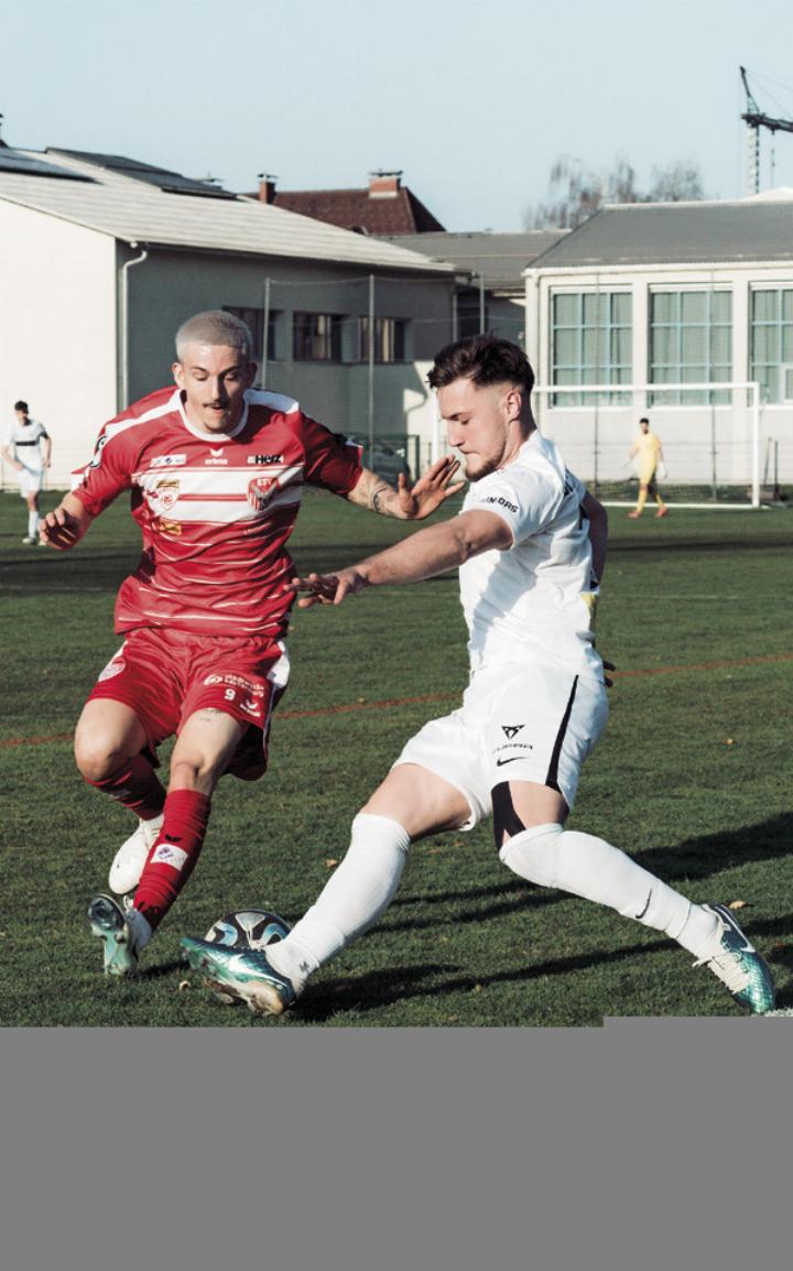 SC-Liezen-Spieler Senad Buljubasic im Zweikampf mit einem Gegenspieler. Foto: Reitegger