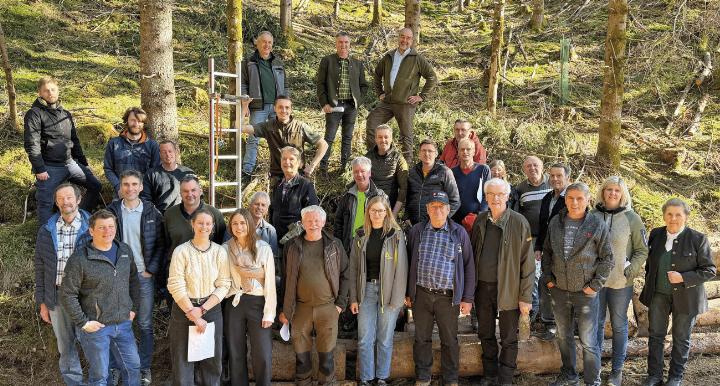 Experten und Waldbauern tauschten sich bei den KLAR! Aktionstagen über Herausforderungen und Lösungen im Schutzwald aus. Foto: KLAR Ennstal