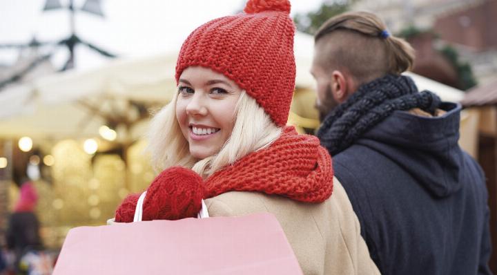 Die Weihnachtseinkäufe haben gestartet: Unter dem Christbaum liegen am häufigsten Gutscheine, gefolgt von Spielsachen und Bekleidung. Foto: freepik