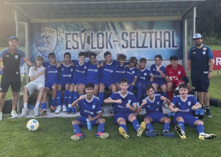 Die U15 Mannschaft der SG Paltental/Ennstal mit dem Trainerduo Philipp Winkler (rechts) und Rene Ernecker lachen nach zwei Auftaktsiegen von der Tabellenspitze.