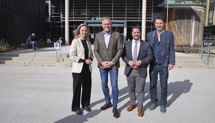 Steirische FPÖ-Mandatare vor der Klinik Diakonissen in Schladming (v.l.): LAbg. Eva-Maria Kroismayr-Baier, LH Mario Kunasek, LAbg. Klubobmann Marco Triller, NAbg. Albert Royer. Foto: FPÖ/Kormann