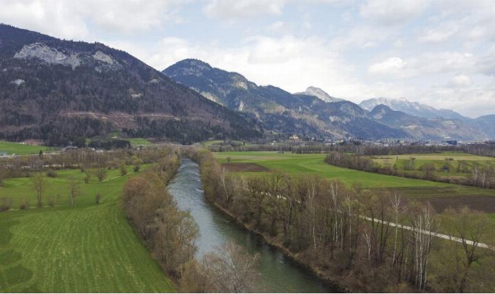 Entgegen ihres urpsrünglichen Verlaufs, zieht sich die Enns aufgrund von Landgewinnungsmaßnahmen wie eine Linie durch das Ennstal. Dadurch sind Acker- und Grünlandflächen entstanden. Foto: Ennstaler