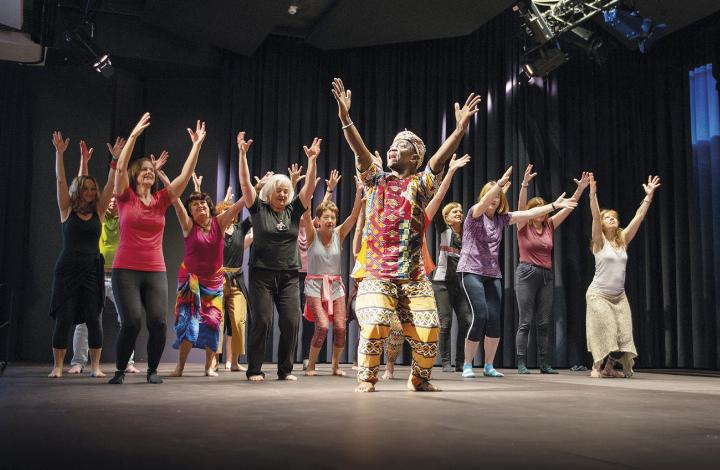 Feurige Rhythmen und kraftvolle Bewegungen beim afrikanischen Tanz-Workshop im ÖHA – Öblarner Haus für Alle.

Foto: Hans Johann