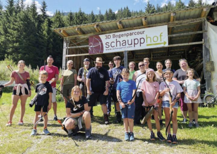 Kursleiter Markus Einhauer mit einer Gruppe Teilnehmender am Schaupphof in Donnersbachwald. der Landentwicklung Steiermark der Gesundheitsvorsorge“, wie sie „eine wertvolle Maßnahme in sagt. Foto: © Einhauer