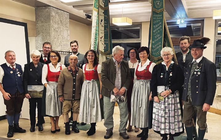 Geehrte Mitglieder mit Funktionären der Heimatvereinigungen. Foto: o.K.