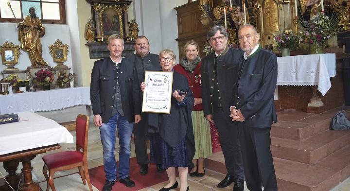 Der Gemeindevorstand überreichte Susanne Bogensberger (3.v.l.) das große Ehrenzeichen in Gold.