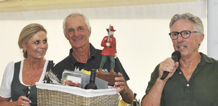 Stadtmeister Elisabeth Paar und Rudi Horn mit Veranstalter Hans Paar bei der Siegerehrung.