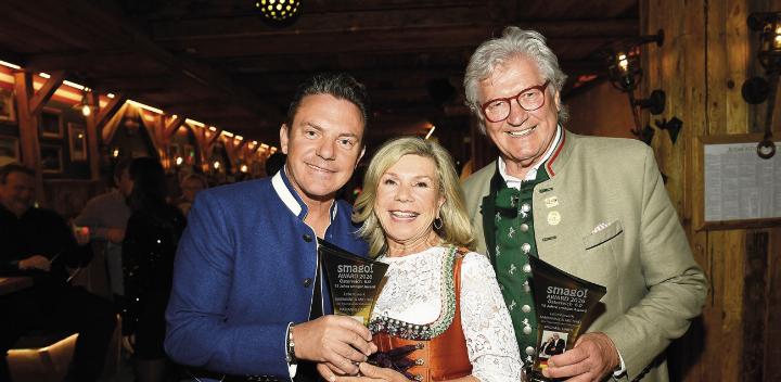 Stefan Mross (links) unterbrach für Marianne und Michael seine „Immer wieder sonntags“-Tournee und überreichte dem Ehepaar seine Auszeichnung. Foto: Dominik Beckmann