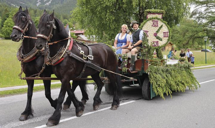 Beim Festumzug erwartet die Besucher Blumenfiguren, ein buntes Rahmenprogramm, viel Tracht, Musik und über hundert Pferde. Foto: Michael Simonlehner