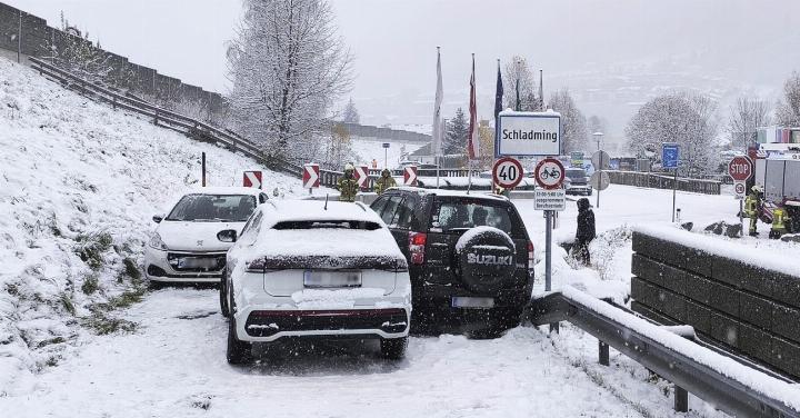 Eisglätte führte auf der B 320 bei Schladming zur Kollisionen dreier Pkw. Foto: FF Gröbming