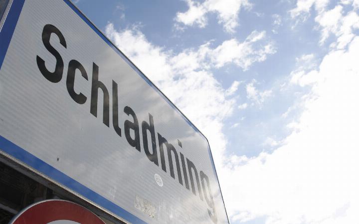 Im Westen von Schladming, zwischen den Tennisplätzen und der Tischlerei Schwab-Walcher, liegt ein 0,7 Hektar großes Grundstück. Der Bebauungsplan dafür wurde kürzlich mit knapper Mehrheit beschlossen.