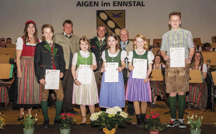 Stolz präsentierten die jungen Musikerinnen und Musiker ihre absolvierten Leistungsabzeichen.