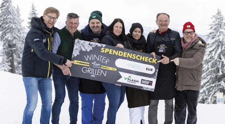 Peter Weichbold (GF Planai-Hochwurzen-Bahnen GmbH), Heinz Schütter (Schafalm), Johann Lafer, Christina Wegscheider (Kinderschutz-Zentrum Liezen) Yulia Haybäck (Grillmeisterin Weber Grill), Georg Bliem (ehem. GF Planai-Hochwurzen-Bahnen GmbH) und Daniel Ipser (GF Weber Grill). Foto: Dominik Steiner