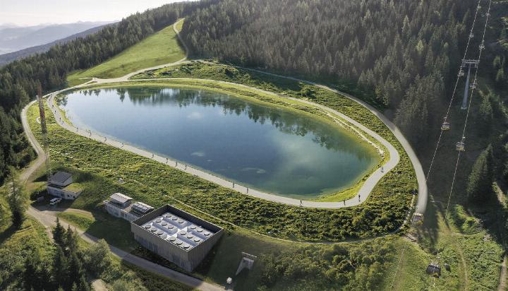 Die Bauarbeiten am Speicherteich „Bruckmoos“ sollen im September abgeschlossen sein, um rechtzeitig mit der ersten Kälteperiode beschneien zu können. Foto: © ht-vis Architekturvisualisierungen
