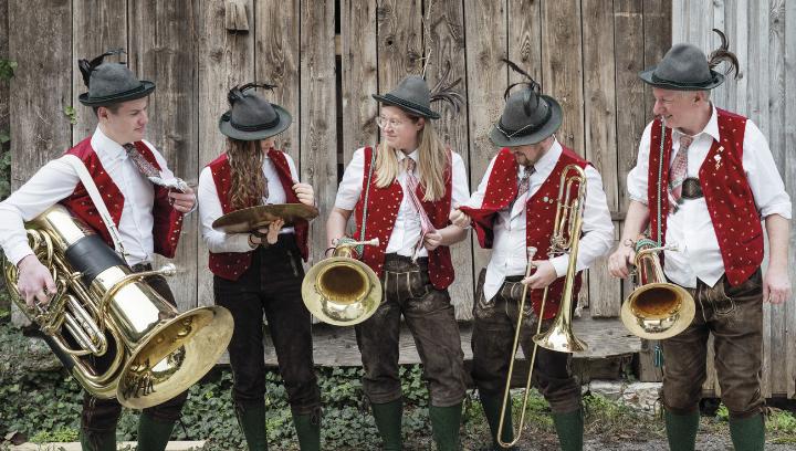 In die Jahre gekommen: Die Tracht des Musikvereins Kleinreifling. Beim Dämmerschoppen präsentierten die Musiker ihr Crowdfunding-Projekt und durfte sich über große Unterstützung freuen.

Foto: Diana Bachler