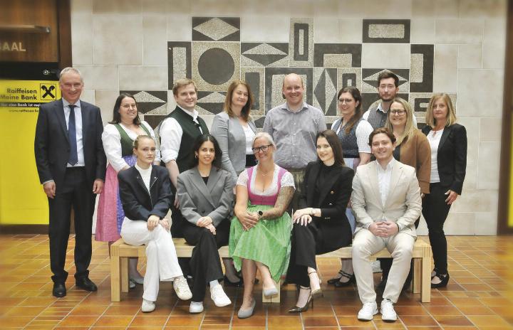 Die achtsemestrige Abend-HAK haben Karin Abouzaid, Andrea Gindel, Alexandru-Florin Husarciuc, Tea Ogresevic, Stefanie Seebacher und Christian Weißofner abgeschlossen.