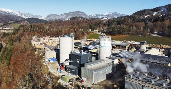 Wo Holz zu Wärme wird: Das Sägewerk der Klausbauer Holzindustrie mit der neuen Pelletsproduktion in Landl. Foto: Christian Danner
