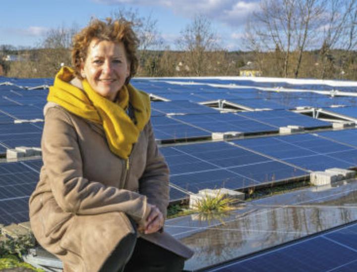 Der Ausbau von erneuerbarer Energie auf bereits versiegelten Flächen biete großes Potenzial, sagt Umweltlandesrätin Ursula Lackner. Das Land Steiermark fördert anfallende Mehrkosten. Foto: Land Steiermark/Samec