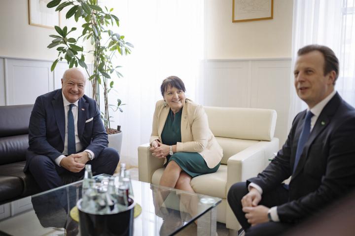 Bundeskanzler Christian Stocker, Landesparteiobfrau LH-Stv. Manuela Khom und Gesundheitslandesrat Karlheinz Kornhäusl. Foto: Jakob Glaser