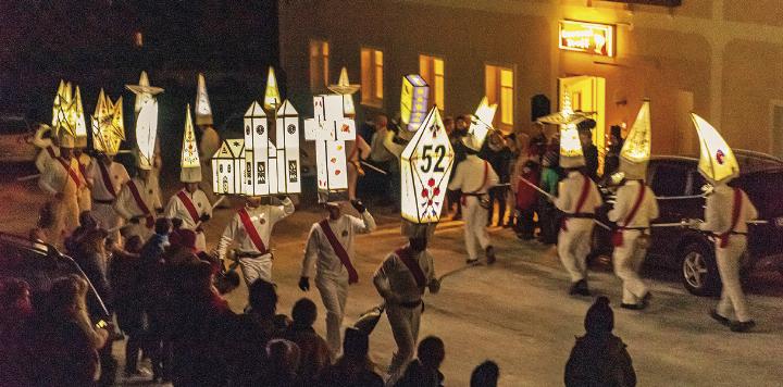 Funkelnde Lichter und imposante Kappen: Der Glöcklerlauf – eine uralte Tradition.
Foto: Gerhard Stoiber