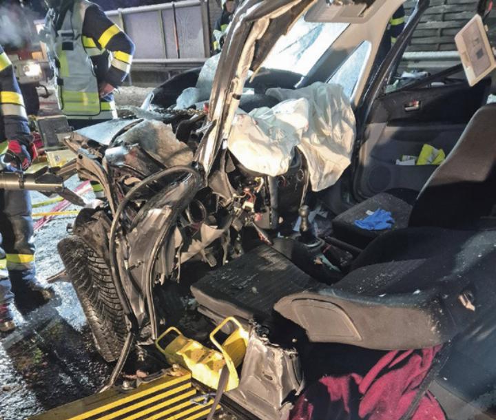 Auf der B 320 bei Wörschach kam es zu einem Zusammenstoß zwischen einem Pkw und einem Lkw.