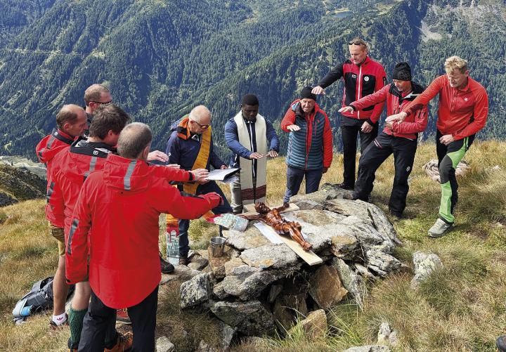 Kaplan Innocent Mbarushimana und Diakon Wolfgang Griesebner segneten den neuen Korpus, auch die Bergrettungskameraden und Martin Auzinger wirkten dabei mit.

Foto: o.K.