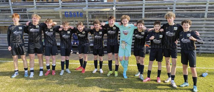 Die U16 des FC Schladming mit Trainer Bernhard Pöschko wahrte mit einem Sieg gegen Leader FC Ausseerland die Chancen auf den Meistertitel.