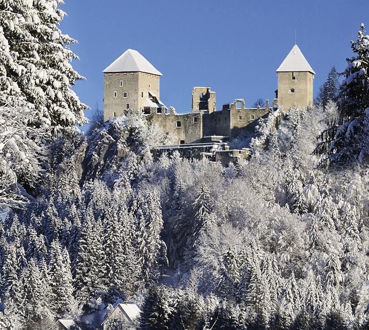 Rechtzeitig vor dem ersten Advent hat auch der Winter in der Obersteiermark Einzug gehalten. Im Kalender „Faszination Ennstal 2025“ von Erich Hagspiel steht der Bezirk Liezen wieder im Fokus der Jahreszeiten. Die Burgruine Gallenstein (Foto) war seinerzeit Bollwerk und Fluchtburg für die Mönche von Admont. (Bericht Seite 7)
Foto: Erich Hagspiel