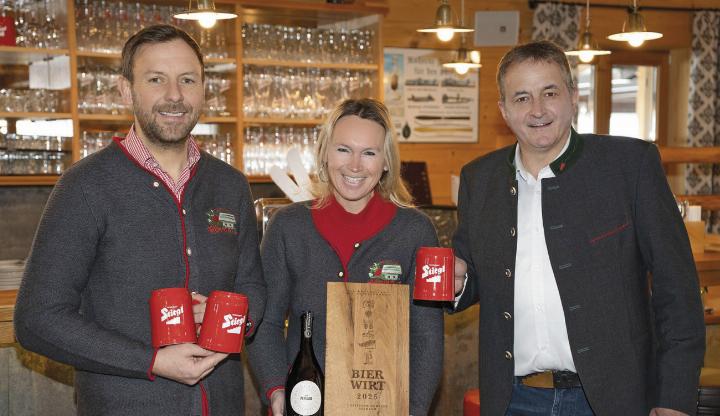 Stiegl-Bierversilberer Peter Zach (re.) überreichte die Auszeichnung an Susanne und Christoph Gürtler. Foto: Sibel Zechmann Fotografie