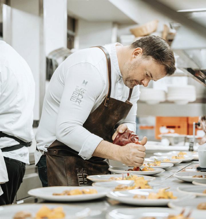 Gastkoch Stefan Eder in der Küche des Natur- und Wellnesshotels Höflehner. 
Foto: Höflehner