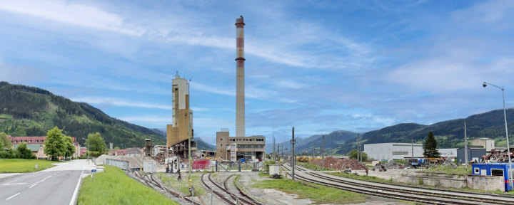Noch gleicht das einstige Firmenareal der RHI Trieben einer Großbaustelle. Schon im Juni soll der Sendeturm (li. im Bild) fallen. Zu Jahresende auch der „Lange Ernst“ (re.). Foto: HP Gruber