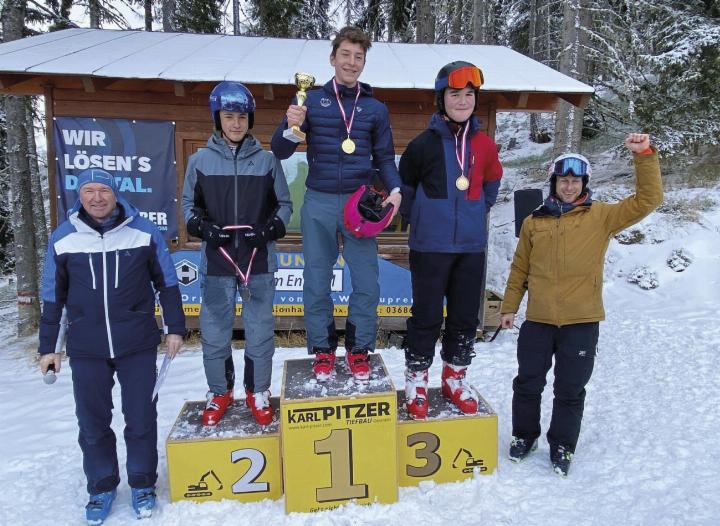 Von links: Direktor Albert Edlinger, Gruber Roman, Wurm Niklas (Tagesbestzeit), Stangl Lukas, Patrick Urban (sportlicher Leiter Ski-Akademie).

Foto: o.K.