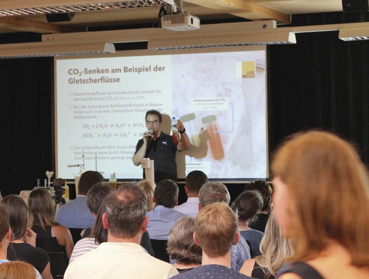 Innovationen machen Schulen top: Der IMST-Netzwerktag der Steiermark fand dieses Mal am BG/BRG Stainach statt. Dabei konnten sich sowohl Schülerinnen und Schüler als auch Lehrpersonen und Vertretende der Bildungsdirektion Steiermark über innovative Unterrichtsmodelle informieren und sich aktiv austauschen. Im Fokus standen praxisnahe Konzepte für einen zukunftsorientierten Unterricht.