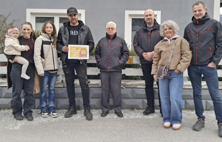 Die Glöckler von St. Lorenzen und eine Wirtschaftstreibende aus Trieben sammelten für ein schwerkrankes Kind. Foto: o.K.