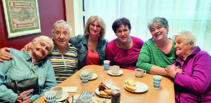 Generationsübergreifende Kaffeejause in der Puttererseehalle. 
© Verein UNS