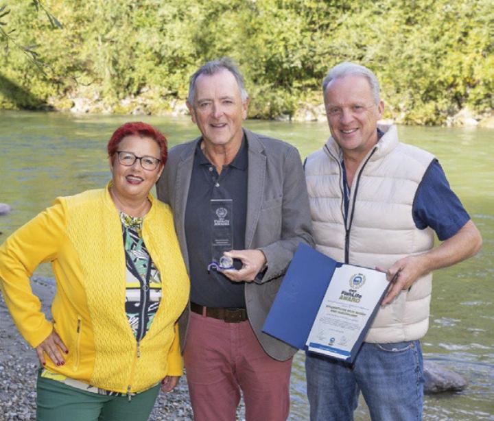Obmann Franz Zefferer (Mitte) nimmt den Fishlife Award von Sonja Behr und Heinz Heistinger vom ÖKF entgegen. Foto: Martin Huber