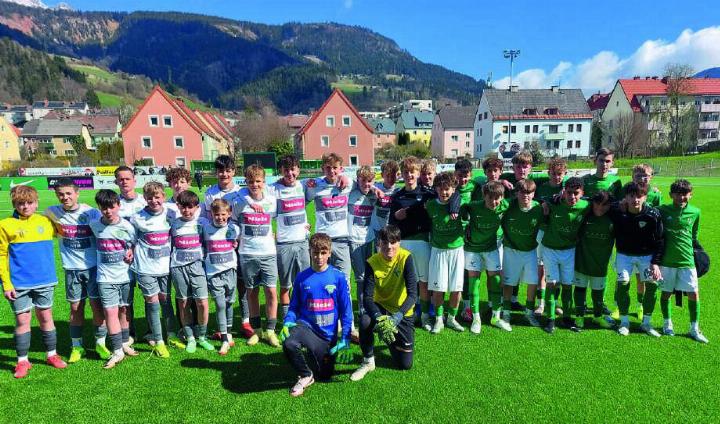 Im Spitzenspiel der U14 A feierte die Ennstalauswahl (Rechts) gegen die SG Gesäuse einen knappen 2:1 Sieg.