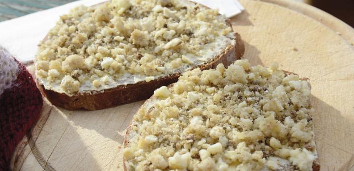 Ein Steirerkasbrot auf der Harmeralm schätzen die Almgäste.