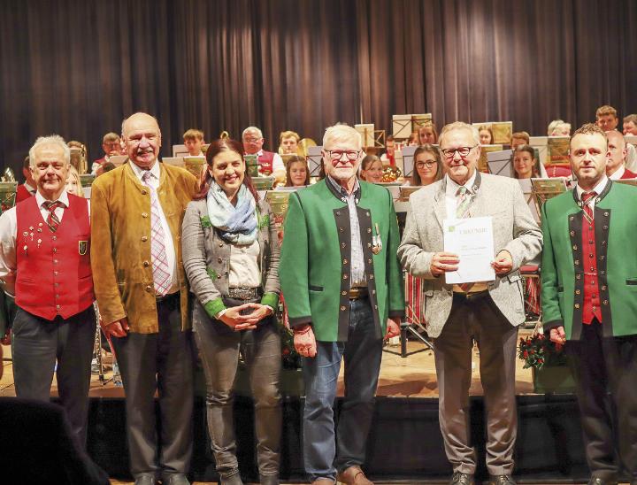 Bgm. Franz Danklmaier (2.v.r.) wurde mit dem Ehrenkreuz in Silber vom Steirischen Blasmusikverband geehrt. Foto: MV Aich-Assach
