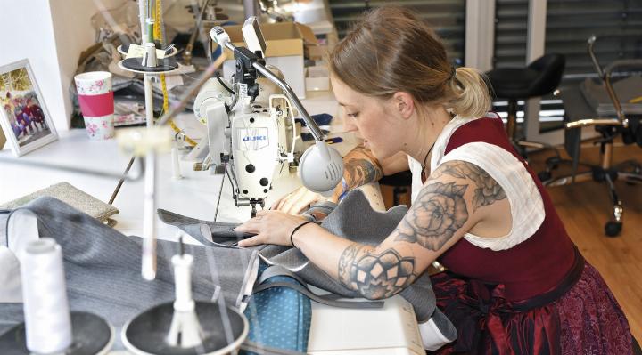 „Wildstelle“-Gründerin Manuela Hofer in ihrem Atelier in Gröbming – hier entstehen Modeunikate mit viel Liebe zum Detail. Foto: Wildstelle