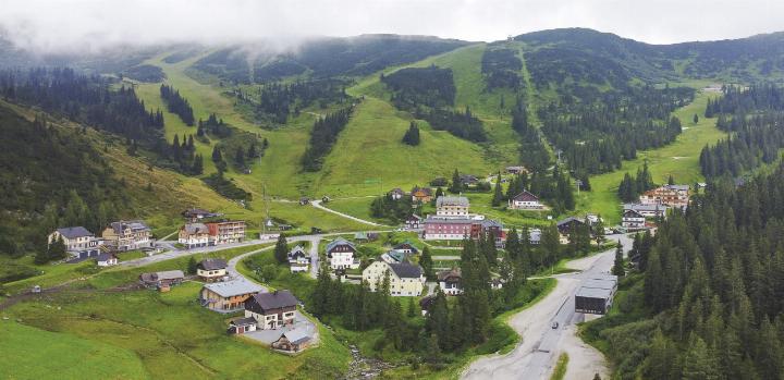 Die Planneralm liegt auf 1600 Meter Seehöhe. Die kühlen Temperaturen und die geringe Pollenbelastung locken schon jetzt zur Sommerfrische in das beschauliche Bergdorf. 
Foto: Ennstaler