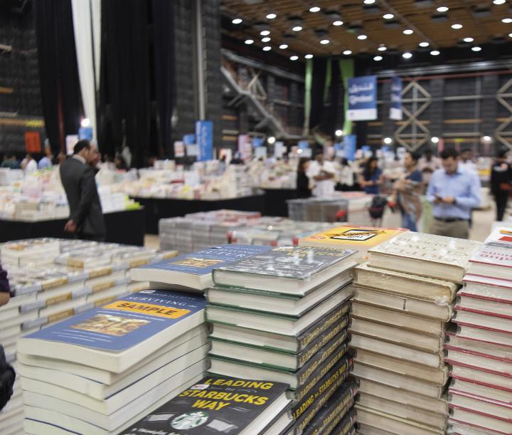 Buchmessen werden wieder populärer und die internationale Buchmesse in Frankfurt ist eine der berühmtesten Buchmessen. Sie legt sehr viel Wert darauf sich auch an den neuen Trend von „Booktok“ anzupassen und dementsprechend mehr Fläche für diese Bücher und dessen Autor*innen zur Verfügung zu stellen.