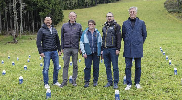 Hannes Royer (Land schafft Leben), Georg Bliem (GF Planai-Hochwurzen-Bahnen), Ilse Schwarzkogler (Wieslechalm), Markus Zeiringer (Marketingleiter Planai-Hochwurzen-Bahnen) und Harald Steinlechner (GF Ennstal Milch). Foto: Harald Steiner