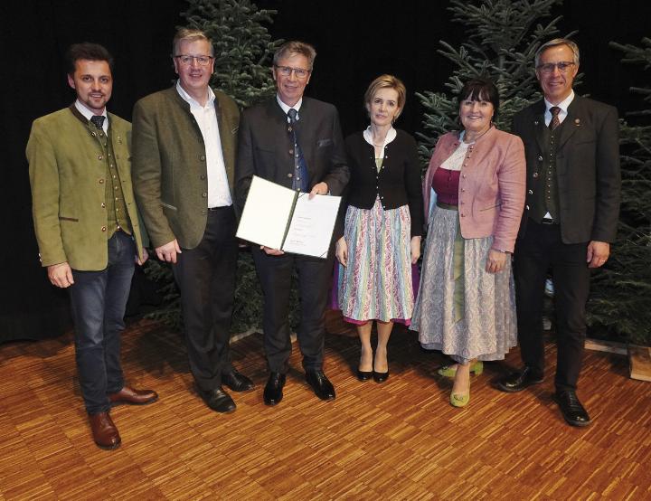 Andreas Radlingmaier wird zum Ökonomierat ernannt. Von links: Bernd Brodtrager (Direktor Steirischer Bauernbund), Andreas Steinegger (Präsident Steirische Landwirtschaftskammer), Andreas und Monika Radlingmaier (Aufsichtsratsvorsitzender Landgenossenschaft Ennstal), Manuela Khom (LH-Stellvertreterin), Georg Strasser (Präsident des Österr. Bauernbundes).

Foto: StBB