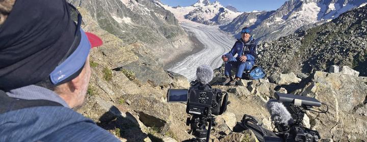 Bergführer Kilian Volken im Interview auf dem Aletschgletscher, dem größten und längsten Gletscher der Alpen. Foto: Martin Stoni