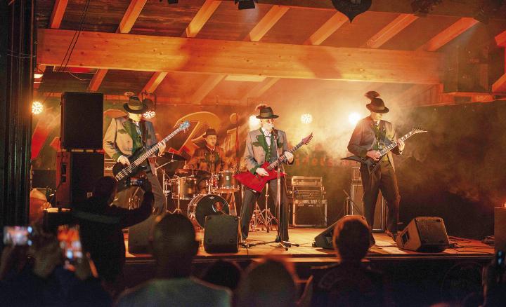 Als Mitternachtsact feierte die heimische Metal-Band „Grimming“ ihr Livedebüt beim Bikerfest in Öblarn. Foto: Hans Johann Danklmayer