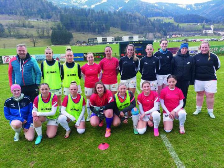 Die Damenmannschaft der SG Rottenmann/Lassing mit Trainer Erich Limmer (links) feierte mit dem 2:0 Erfolg gegen Weinitzen den ersten Saisonsieg.